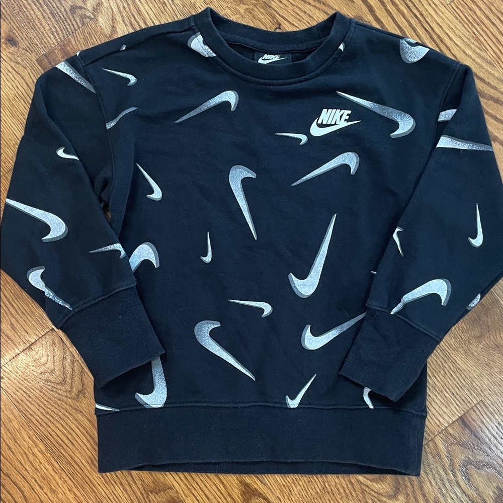 Boy’s Nike Crewneck Sweatshirt. Size XS. Excellent to Like New Condition.